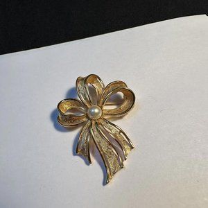 Signed Napier Brooch Pin Gold Tone Bow With Faux Pearl